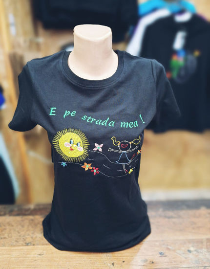 Poza cu Tricou Soarele Pe Strada Mea