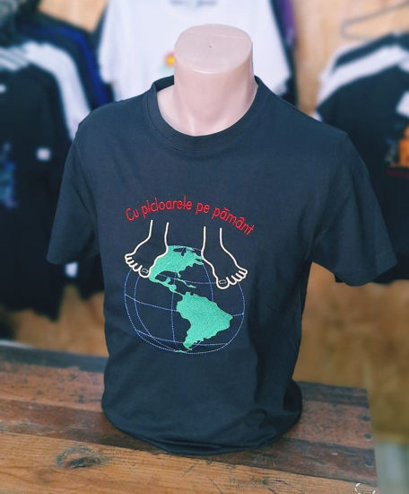 Poza cu Tricou Cu Picioarele Pe Pamant