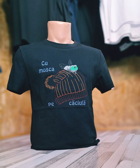 Poza cu Tricou Cu Musca Pe Caciula