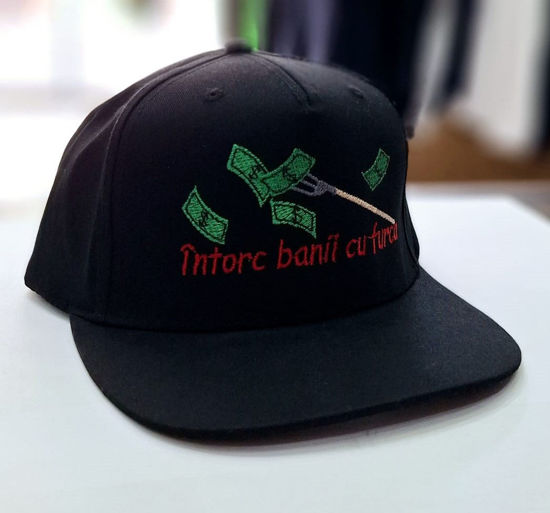 Poza cu Sapca Intorc Banii Cu Furca